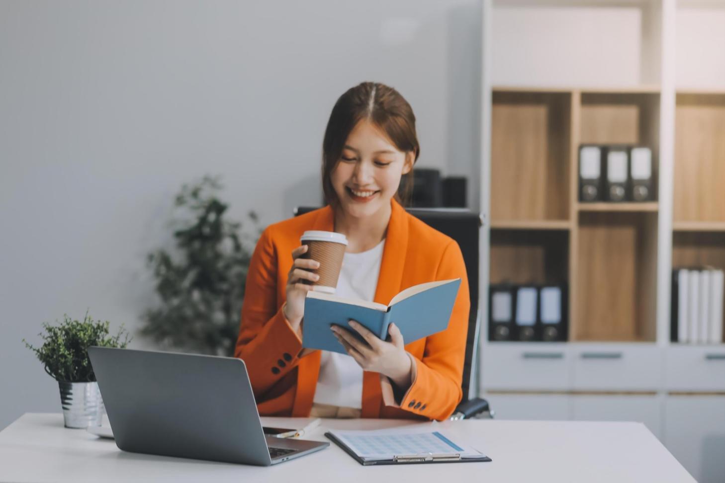Moderne Arbeitsplätze mit Finanzanalyse-Software in unserem Schulungszentrum